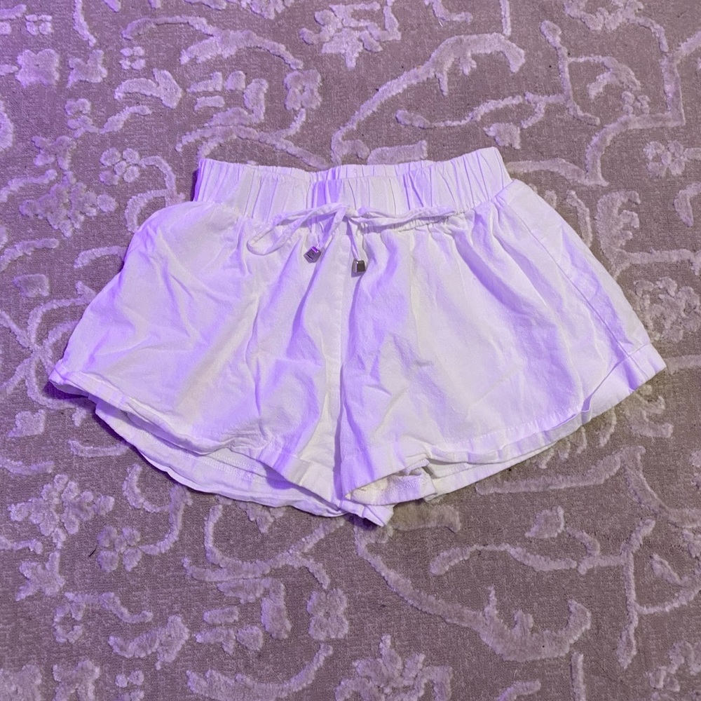 White drawstring shorts with stretchy waistband
